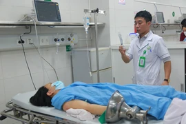 Người bệnh bị chấn thương nghiêm trọng do bàn tay bị cuốn vào máy xay thịt. (Ảnh: PV/Vietnam+)