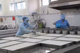 Nhân viên của bếp ăn của một trường học đảm bảo các quy chuẩn về vệ sinh an toàn thực phẩm. (Ảnh: TTXVN/Vietnam+)