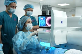 Phẫu thuật tật khúc xạ bằng SMILE Pro - một trong những công nghệ rút lõi mô hiện đại nhất hiện nay. (Ảnh: PV/Vietnam+)