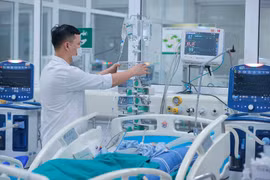 Nhân viên y tế Khoa Cấp cứu của Bệnh viện Bệnh nhiệt đới Trung ương chăm sóc cho bệnh nhân mắc cúm A. (Ảnh: Minh Quyết/TTXVN)