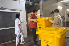 Thu gom chất thải y tế tại Bệnh viện Bạch Mai. (Ảnh: PV/Vietnam+)