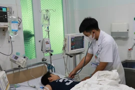 Trường hợp mắc sốt xuất huyết trong tình trạng nặng được bác sỹ Bệnh viện Bệnh Nhiệt đới tỉnh Khánh Hòa chăm sóc, điều trị tại. (Ảnh: Phan Sáu/TTXVN)