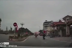 Chùm bóng bay bốc cháy sau khi va quẹt trên đường