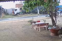 Vụ việc được một camera của nhà dân ven đường ghi lại (Nguồn: Người Xuân Lộc)