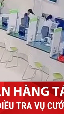 Cận cảnh vụ cướp ngân hàng táo tợn, hai đối tượng lên xe tẩu thoát