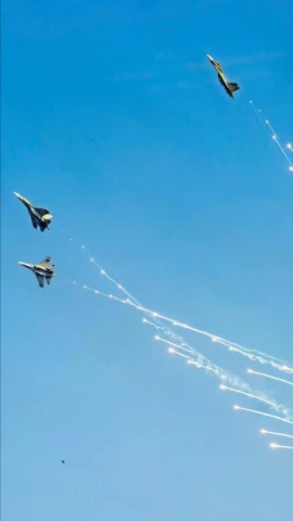 Mãn nhãn cảnh Su-30MK2 bay lượn, thả bẫy nhiệt trên bầu trời ngày 30/4 