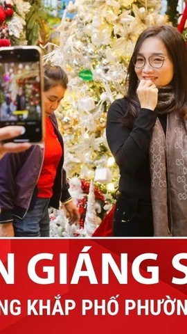 Không khí Giáng sinh rộn ràng trên đường phố Hà Nội 