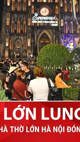 Du khách nước ngoài nườm nượm kéo đến Nhà thờ lớn đón Giáng sinh 