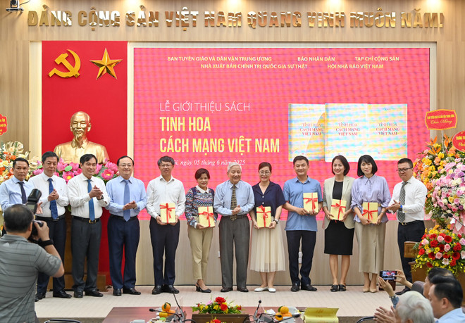 Ban tổ chức và nhà báo Hà Đăng trao tặng cuốn sách cho đại diện Thư viện Quốc gia Việt Nam, Thư viện Hà Nội, Học viện Báo chí và Tuyên truyền, Bảo tàng Báo chí Việt Nam. (Ảnh: PV/Vietnam+) bnd-4482.jpg