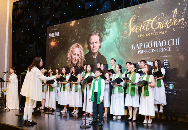 The Green Wind Choir performs the song na-00716-776.jpg