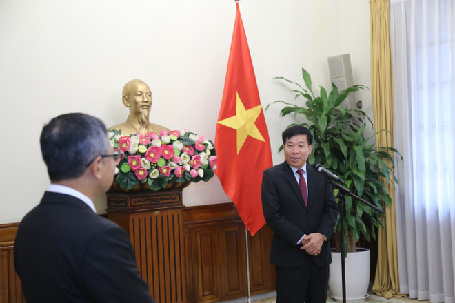 Timbalan Menteri Nguyen Manh Cuong bercakap. (Foto: Thanh Long) thu-truong-ngoai-giao-nguyen-manh-cuong-phat-bieu.jpg