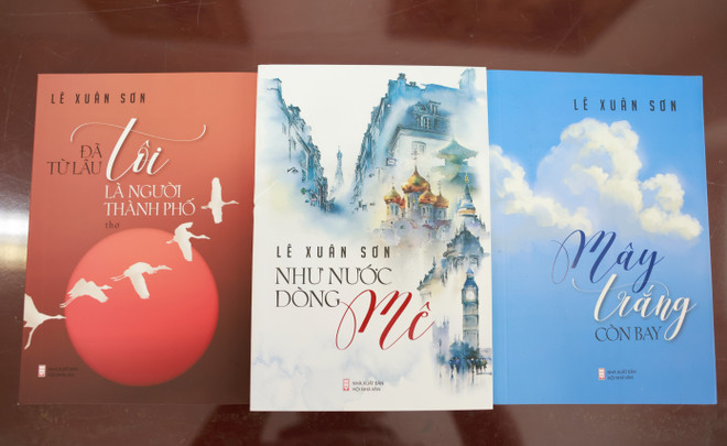 Trilogie de cărți de autorul Le Xuan Son. (Foto: Nhu Y/Vietnam+) mgm1360.jpg