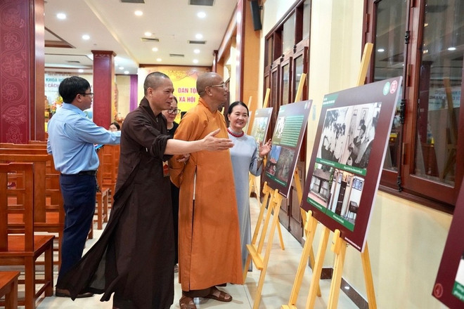 Les délégués visitent l'exposition « Le bouddhisme et la révolution vietnamienne ». (Photo : CTV/Vietnam+) phatgiao2.jpg