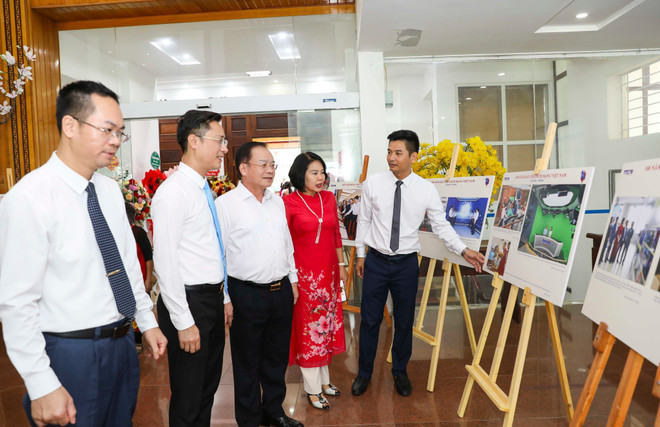 Trưởng đại diện Cơ quan thường trú Thông tấn xã Việt Nam Nguyễn Trung Kiên giới thiệu với các đại biểu triển lãm ảnh về chủ đề báo chí cách mạng do Thông tấn xã Việt Nam thực hiện. (Ảnh: Xuân Tư/TTXVN) dienbien.jpg