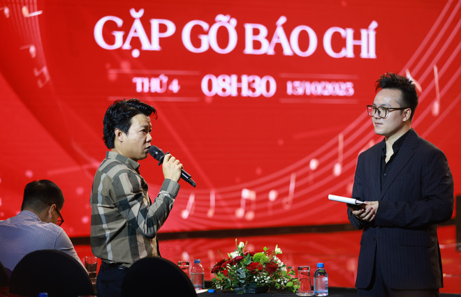 Başarılı Sanatçı Vu Thang Loi, yarışmacılara cesaret verici sözler gönderdi. Hanoi Şarkı Yarışması'ndaki başarısının ardından ünlü şarkıcılar arasında yer alan Loi, yarışmacılara moral verdi. (Fotoğraf: Van Tuyen/Vietnam+) img-1016.jpg