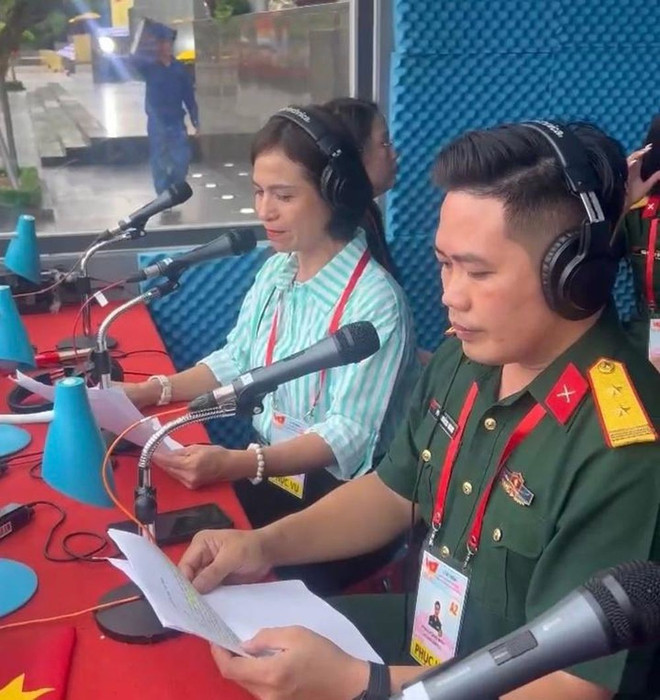 Phát thanh viên Hồng Huệ trong cabin thuyết minh. (Ảnh: NVCC) caf34e8f6fc68698dfd7.jpg