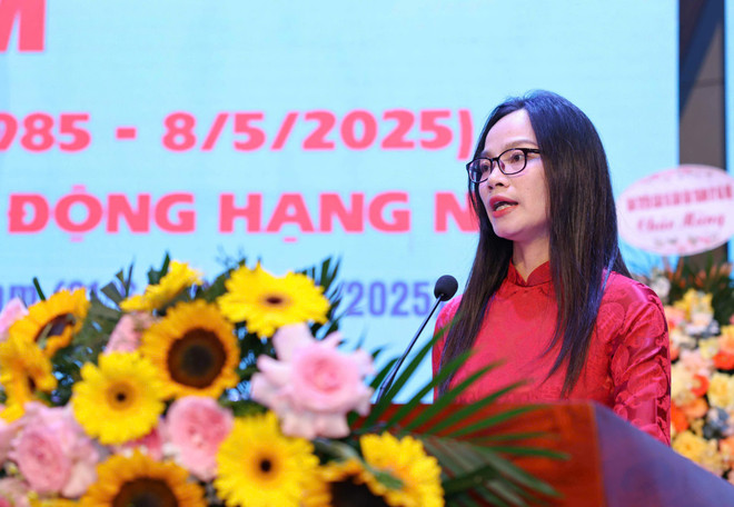 Nhà báo Vương Minh Huệ, Tổng Biên tập Tạp chí Người Hà Nội phát biểu tại lễ kỷ niệm. (Ảnh: Đại Thắng/Vietnam+) daithan.jpg