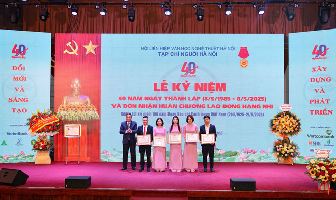 Trao tặng Bằng khen cho các cá nhân có thành tích xây dựng và phát triển Tạp chí Người Hà Nội. (Ảnh: Đại Thắng/Vietnam+) daithang.jpg