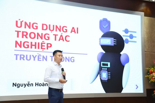 Nhà báo Nguyễn Hoàng Nhật, Phó Trưởng Ban Điện tử, Báo Nhân dân chia sẻ về việc ứng dụng Ai trong tác nghiệp báo chí-truyền thông. (Ảnh: CTV/Vietnam+) z6603071662833-dcaa422d57cc3c8d5b6e354812dbb3f8.jpg