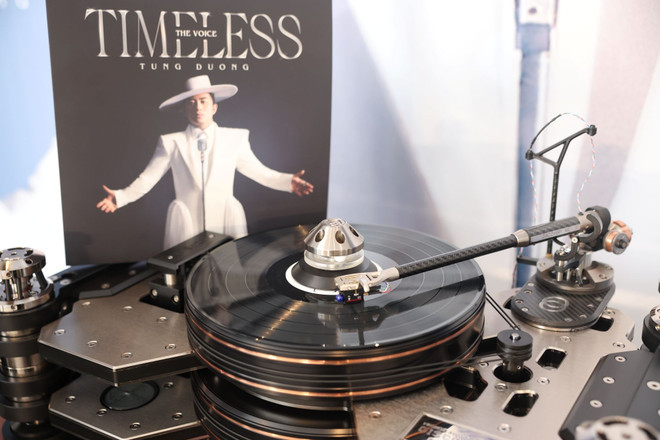 В альбом вошло 8 песен, каждая из которых уже много лет любима публикой. (Фото: Мань Нгуен/Vietnam+) 038a8612.jpg