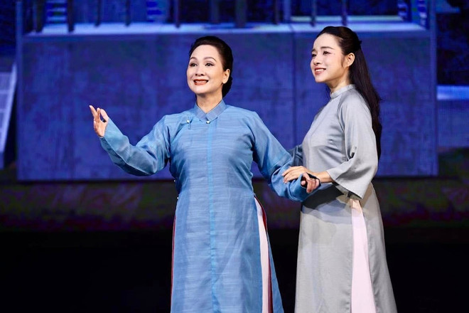 Nghệ sỹ Ưu tú Thanh Tâm và ca sỹ Bùi Trang tập luyện cho vở nhạc kịch 'Lửa từ Đất. NSƯT Thanh Tâm: Âm nhạc mang lại nguồn năng lượng vô tận