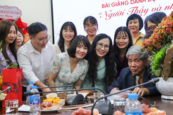 Giáo sư, Nhà giáo Nhân dân Hà Minh Đức trong vòng tay các thế hệ học trò. (Ảnh: Vân Khánh/Vietnam+) haminhduc2.jpg