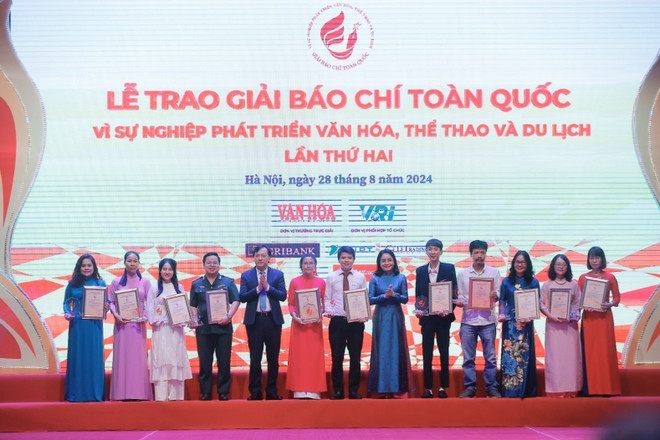 Lễ trao Giải báo chí toàn quốc “Vì sự nghiệp phát triển Văn hóa, Thể thao và Du lịch” lần thứ Hai. (Ảnh: Minh Quyết/TTXVN) giaibaochi.jpg