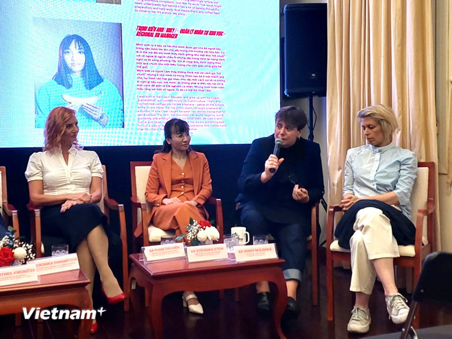 Fotograaf Štěpánka Stein deelt dit op een persconferentie in Hanoi. (Foto: Minh Thu/Vietnam+) vnp-photo.jpg