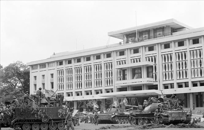 En la mañana del 30 de abril de 1975, cientos de tanques, vehículos blindados e infantería rodearon el Palacio Presidencial del gobierno de Saigón. (Foto: Tran Mai Huong/VNA) saigon.jpg