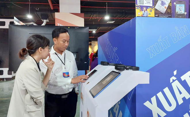 Khách tham quan trải nghiệm các sản phẩm xuất bản số. (Ảnh: Minh Thu/Vietnam+) thanhtuu-10.jpg