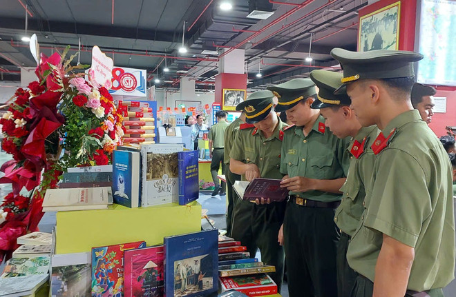 Nhiều chiến sỹ lực lượng công an tham dự buổi ra mắt sách. (Ảnh: Minh Thu/Vietnam+) thanhtuu-28.jpg