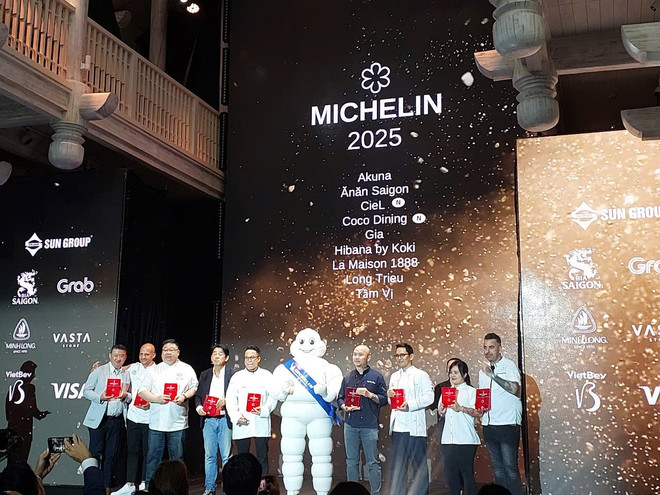 Đại diện 9 nhà hàng đạt một Sao Michelin lên nhận giải. (Ảnh: Minh Thu/Vietnam+) z6675958800767-a25ba2230709fec8a09a3edeeeb37f4d.jpg