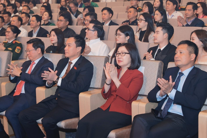 Biträdande generaldirektör för Vietnams nyhetsbyrå, Doan Tuyet Nhung, och delegater vid prisutdelningen. (Foto: Minh Quyet/VNA) vna-potal-le-trao-giai-bao-chi-toan-quoc-vi-su-nghiep-phat-trien-van-hoa-viet-nam-lan-thu-ba-8391538.jpg