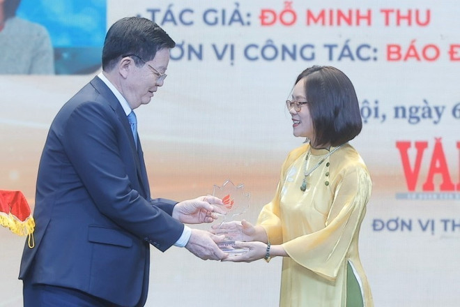 Vice premiärminister Mai Van Chinh och kultur-, sport- och turismminister Nguyen Van Hung delade ut förstapriset till författaren Do Minh Thu, VietnamPlus Electronic Newspaper. (Foto: Minh Quyet/VNA) vna-potal-le-trao-giai-bao-chi-toan-quoc-vi-su-nghiep-phat-trien-van-hoa-viet-nam-lan-thu-ba-8391552.jpg