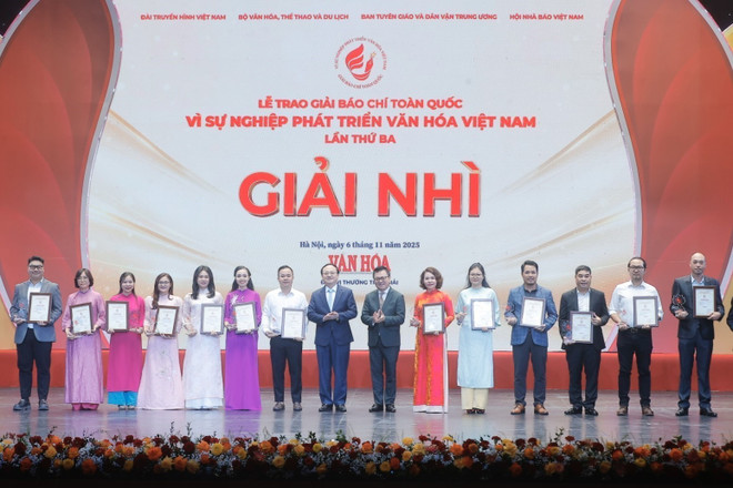 Organisationskommittén delade ut andra priser till de vinnande författarna och författargrupperna. (Foto: Minh Quyet/VNA) vna-potal-le-trao-giai-bao-chi-toan-quoc-vi-su-nghiep-phat-trien-van-hoa-viet-nam-lan-thu-ba-8391527.jpg