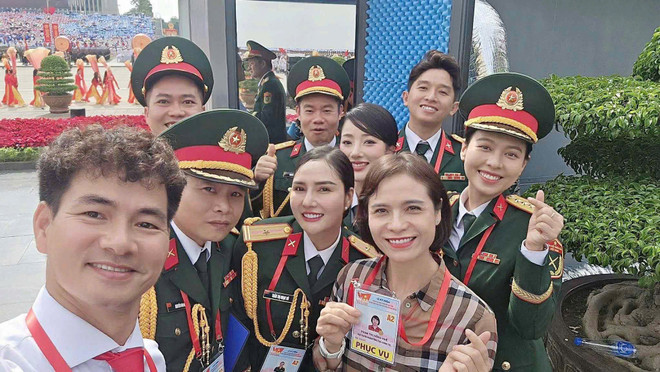 Cục trưởng Cục Nghệ thuật Biểu diễn Nguyễn Xuân Bắc cùng các thành viên Tổ thuyết minh. (Ảnh: NVCC) z6979279145993-5a671bc14b2c74d689f7c5fa8d24ab5a.jpg