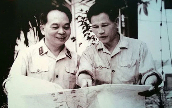Đại tướng Nguyễn Chí Thanh trao đổi tình hình chiến sự miền Nam với Đại tướng Võ Nguyên Giáp năm 1967. (Ảnh tư liệu TTXVN) screenshot-2025-10-02-171718.png
