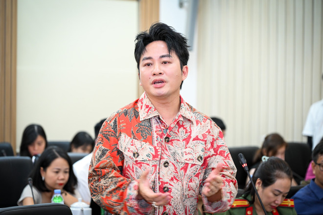 Ca sỹ Tùng Dương chia sẻ cảm xúc tự hào khi tham gia biểu diễn trong chương trình. (Ảnh: CTV/Vietnam+) tungduong1.jpg