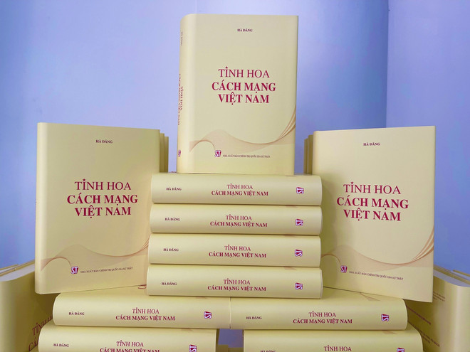 Cuốn sách Tinh hoa cách mạng Việt Nam tập hợp các bài viết mang tính lý luận sâu sắc. (Ảnh: PV/Vietnam+) hadang.jpg