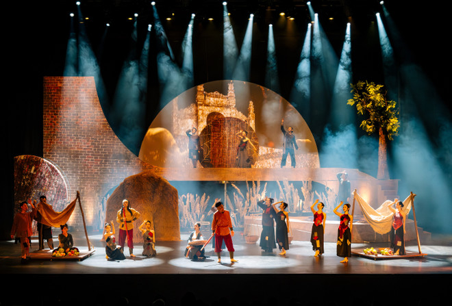 ក្នុងរយៈពេល 90 នាទី តន្ត្រីប្រាប់ពីដំណើរការតស៊ូយ៉ាងស្វិតស្វាញរបស់ជី ភូ ជាមួយនឹងសោកនាដកម្មនៃវាសនា។ (រូបថត៖ PV/Vietnam+) d1630625.jpg