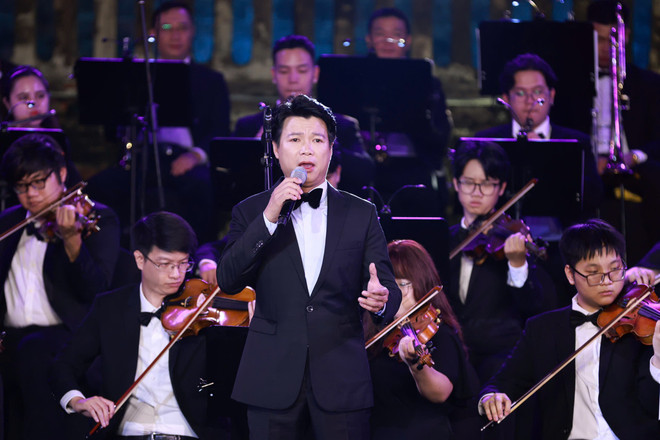 Nghệ sỹ Ưu tú Vũ Thắng Lợi biểu diễn ca khúc "Hồi tưởng" trong tổ khúc hợp xướng đồ sộ "Tổ quốc ta." (Ảnh: PV/Vietnam+) z7096051236536-6b6843315f7cb08cd68f0da6cd76c5b0.jpg