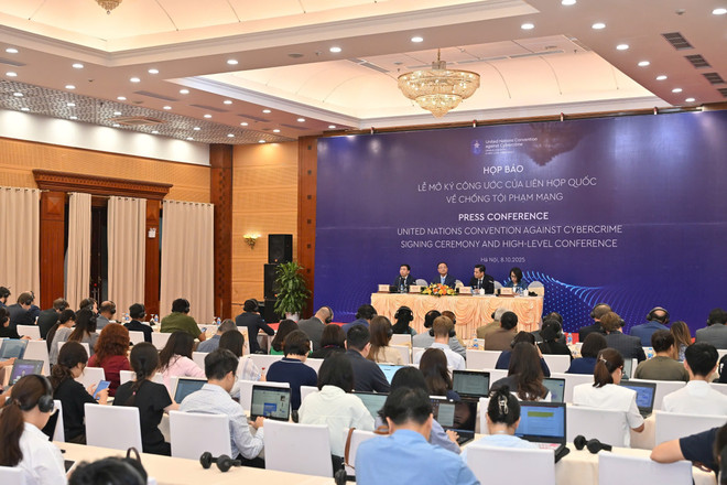 Panorama der Pressekonferenz. (Foto: Minh Son/Vietnam+) z7094631433771-27ce24326743a3a20c8a581a50177196.jpg