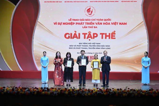 Organisationskommittén delade ut tre kollektiva priser till pressbyråer. (Foto: Tran Huan) giaibaochi.jpg