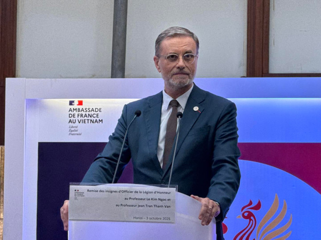 Francouzský velvyslanec Olivier Brochet promluvil na ceremoniálu. (Foto: PV/Vietnam+) phap.jpg