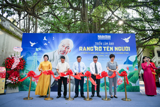 គណៈប្រតិភូកាត់ខ្សែបូ ដើម្បីបើកការតាំងពិពណ៌។ (រូបថត៖ PV/Vietnam+) z6608264058273-93e9d6551e1998d6d68a7b2d94836650.jpg