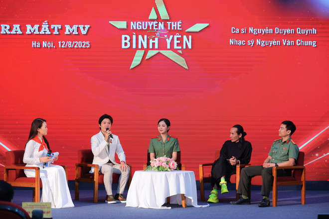 Nhạc sỹ Nguyễn Văn Chung chia sẻ về ca khúc (thứ hai từ trái sang). (Ảnh: PV/Vietnam+) duyenquynh.jpg