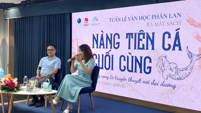 Phó Giáo sư-Tiến sỹ Nguyễn Thành Nam, Phó Trưởng Khoa Sinh học, Giám đốc Bảo tàng Sinh học, Trường Đại học Khoa học Tự nhiên, Đại học Quốc gia Hà Nội và nhà văn Di Li trong buổi ra mắt sách. (Ảnh: Minh Thu/Vietnam+) sach.jpg