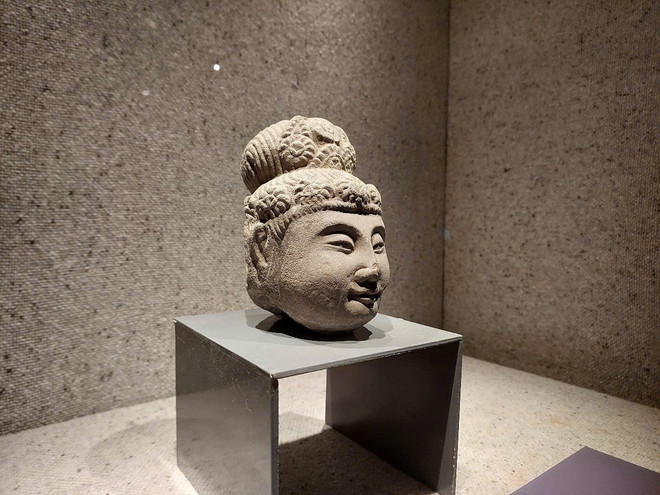 Đầu tượng tiên nữ (năm 1057), phát hiện tại Chùa Phật Tích, Tiên Du, Bắc Ninh. (Ảnh: Minh Thu/Vietnam+) thienmon-2.jpg