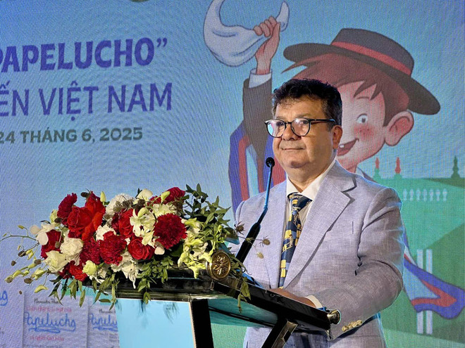 Đại sứ Chile đánh giá đây không chỉ là một sự kiện xuất bản, mà còn là kết quả của sự kết nối bền chặt giữa hai nền văn hóa, hai quốc gia Việt Nam và Chile. (Ảnh: Thu Hoài/Vietnam+) papel-4.jpg