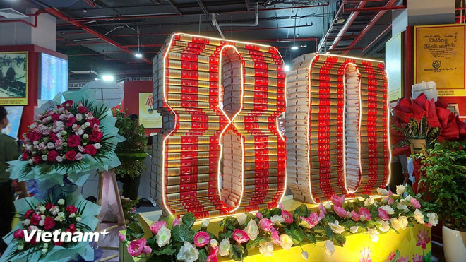 Mô hình 80 năm dựng bằng Bộ Văn kiện Đảng toàn tập. (Ảnh: Minh Thu/Vietnam+) vnp-thanhtuu-24.jpg